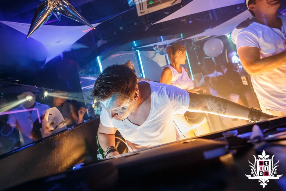 Un Dj celebru a murit în timp ce se afla în vacanță în Bali. A sărit în ajutorul unei prietene