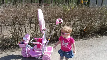 Fetita aruncata de mama din taxi a invatat primele cantecele! Uite ce simpatica e!