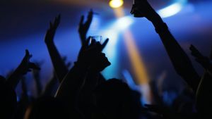 O seară la club s-a transformat într-un adevărat fiasco pentru o tânăra. Lumina UV i-a expus lenjeria intimă
