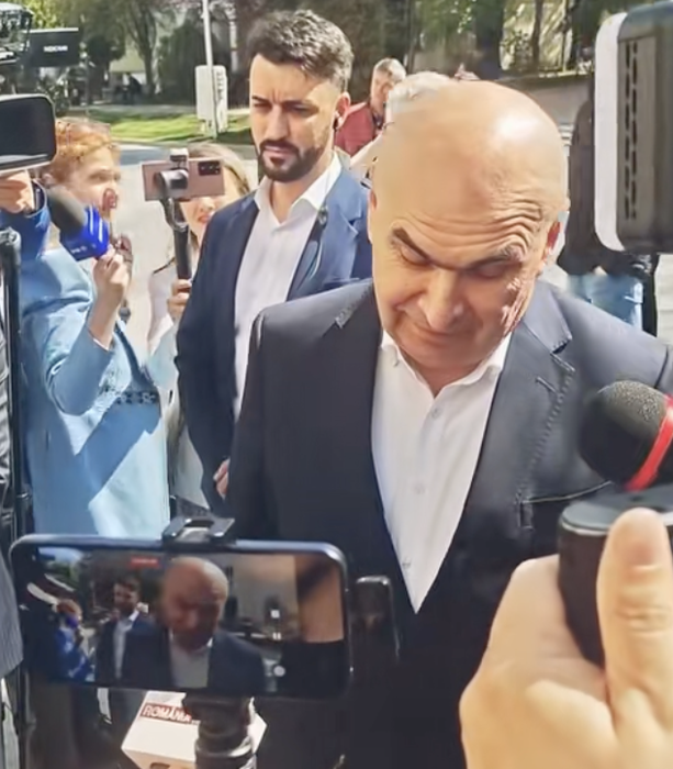 Un alt ofițer SPP a atras toate privirile, după cel din echipa lui Nicușor Dan! Cum arată bărbatul din staff-ul lui Ilie Bolojan, devenit viral pe TikTok
