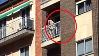 Doi îndrăgostiți au murit, după ce au căzut de la balcon, în timp ce întrețineau relații intime. Erau complet goi