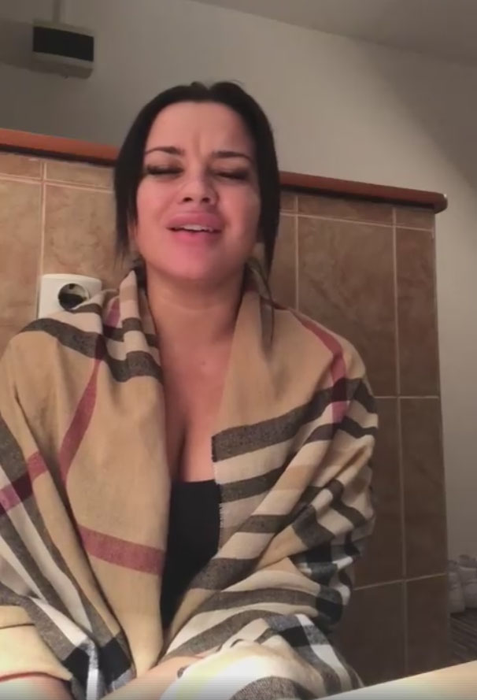 Carmen de la Sălciua s-a pozat nemachiată! Nu ai mai văzut-o așa pe cea mai sexy interpretă de muzică populară
