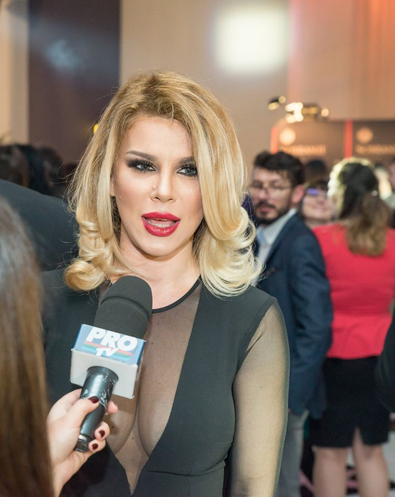 Alina Laufer e o vedetă mondenă în toată regula. Soţul ei a ajuns secretar de stat.