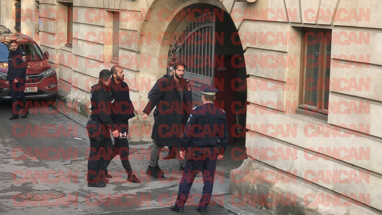 Frații Tate intră în sediul CAB. Sursă: CANCAN