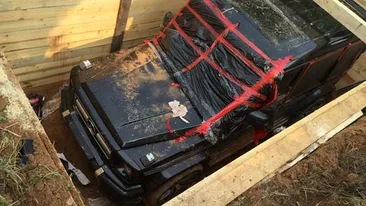 Au descoperit un Mercedes-Benz G-Class îngropat în pământ în Rusia. Ce s-a întâmplat după ce oamenii au verificat bolidul