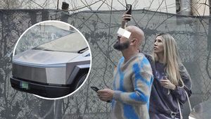 Câștigătoarea Bravo, ai stil! șochează Capitala! Super Cybertruck-ul le-a dat bătăi de cap