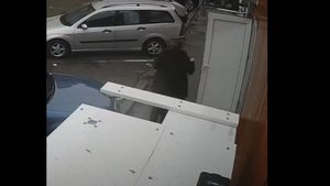 Furtul a devenit o obișnuință! A dat spargerea la o croitorie pentru a sustrage un fier de călcat