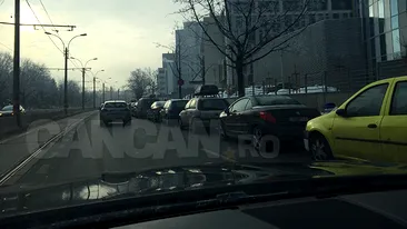 Poliţia Rutieră a Capitalei, sesizată în privinţa maşinilor parcate care blochează circulaţia