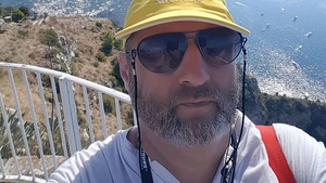 Face totul ca la manual! Bossul milionar de la Farmec e… ”Regele Selfiurilor”!