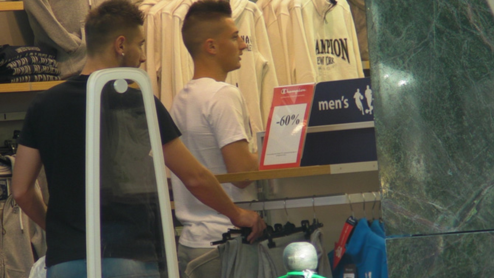 VIDEO Gicu Grozav nu a luat si haine de la turci. Si-a facut aprovizionarea din mall, alaturi de un prieten