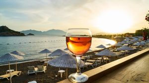 Ce a făcut un român pe o plajă din Grecia?!Toți turiștii au fost luați prin surprindere