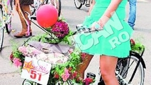 Peste 200 de aradence au promovat mersul pe doua roti. Sexy biciclistele