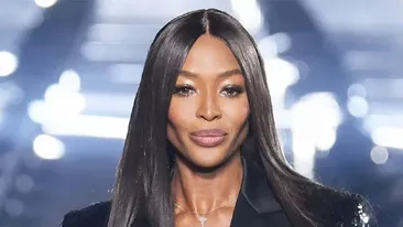 Naomi Campbell, pictorial incendiar la 50 de ani. A apărut goală-pușcă la metrou și i-a lăsat pe toți fără replică