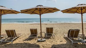 Ars la buzunar! Câţi lei a plătit un turist pentru 2 şezlonguri, pe plaja din Neptun: "Nu e Grecia"