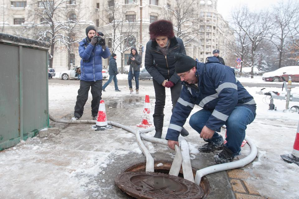 Gabriela Firea, pusă la zid din cauza căciulii pe care o purta! Primarul general a făcut precizări: ”Este cumpărată de la tarabă, aveau și…”