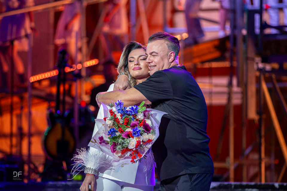 Adrian Enache, pe scenă, la Sala Palatului, alături de fiica sa, Diana. Foto: Facebook