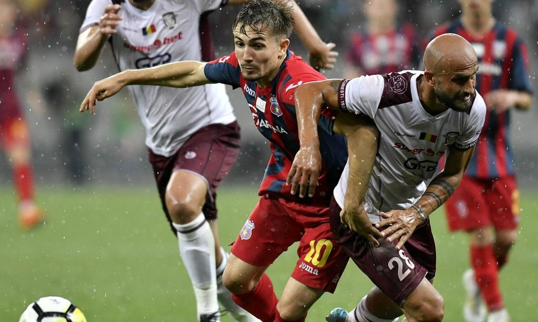 Alin Predescu, în duel cu Ionuț Voicu, la meciul Rapid-CSA