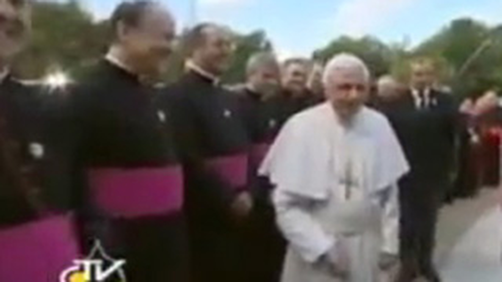 VIDEO ULUITOR! Papa Benedict al XVI-lea lasat cu mana intinsa de clericii bisericii germane! Nu au vrut sa il salute pe Suveranul Pontif!