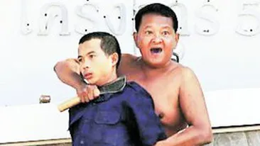 Un thailandez bolnav a luat ostatic un tanar! L-a tinut cu securea la gat 30 de minute