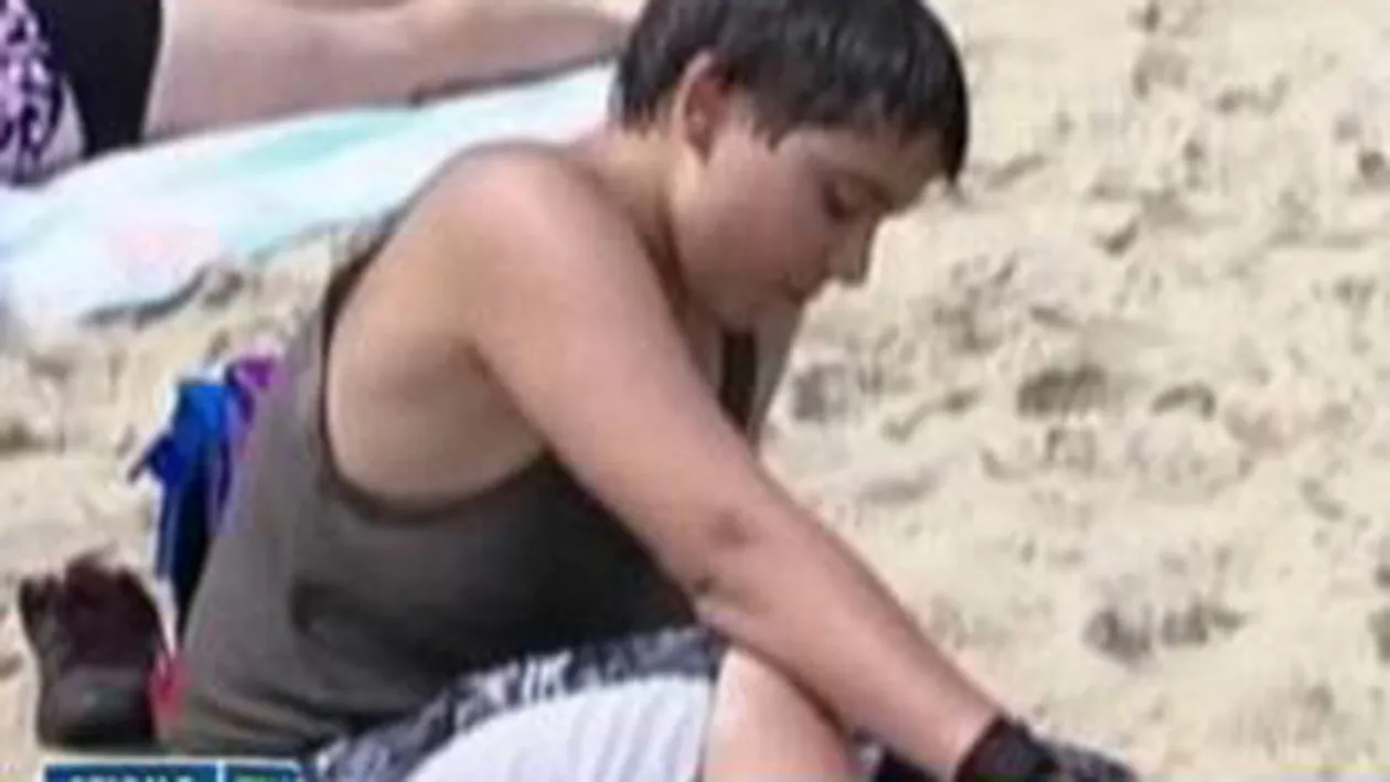 VIDEO A mers la plaja si a fost ingropat de viu in nisip