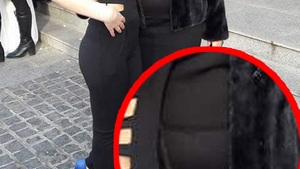 Abia a născut, dar prietenii cred că e gravidă din nou! O prezentatoare TV i-a băgat pe toţi la idei după ce s-a afişat în public aşa