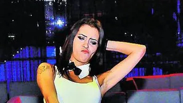 O concurenta de la Burlacul se da hostessa, dar e animatoare! Sasha calareste barbatii in cluburi