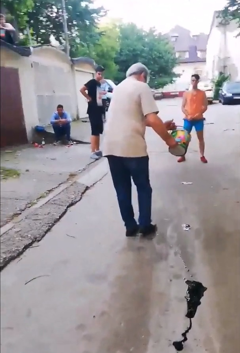 Așa ceva nu s-a mai văzut! Cum s-a răzbunat un pensionar din Bacău pe copiii gălăgioși din spatele blocului
