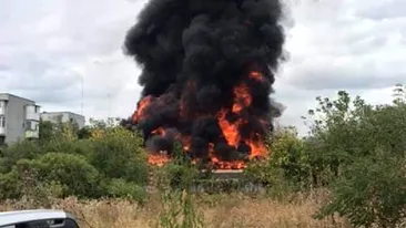 VIDEO. Incendiu uriaș în Pitești. Arde o fabrică de mobilă