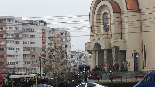 Lacrimi si durere, la Braila! Imagini emotionante de la capela unde este depus trupul asistentei! Mama Laurei Vizureanu a lesinat