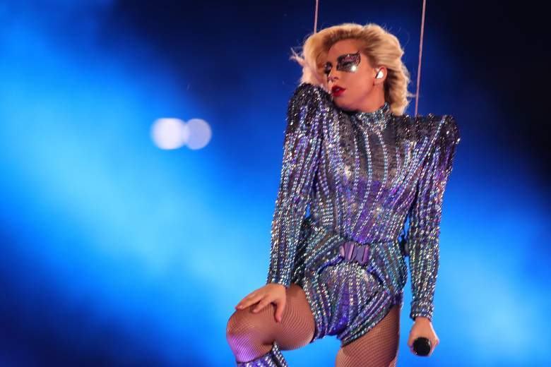 Celebra LADY GAGA a făcut un show de senzaţie la „Super Bowl“! Cântăreaţa a fost minute bune suspendată în aer doar de câteva corzi