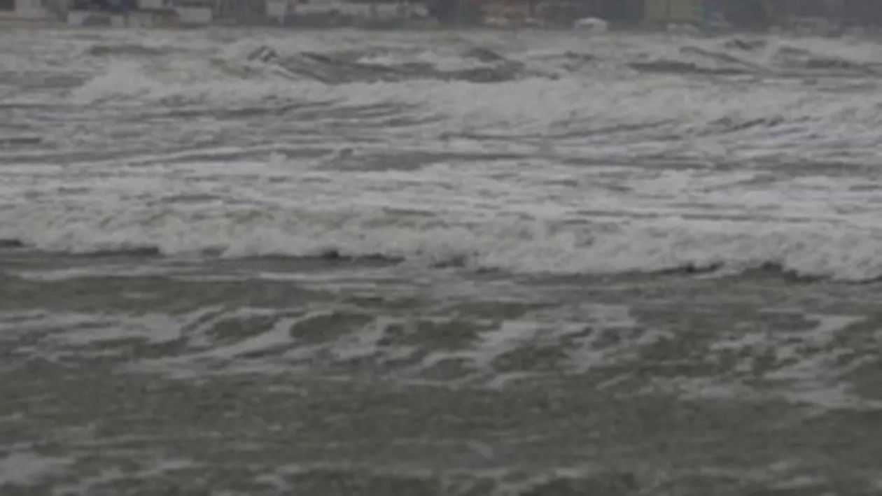 Patru porturi sunt inchise si doua nave sunt blocate pe Dunare din cauza ghetii