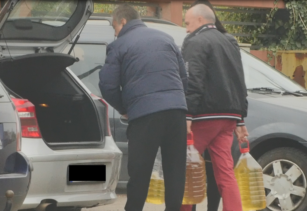 Rudele lui Fane Spoitoru au adus băuturi și bucate tradiționale pentru parastas