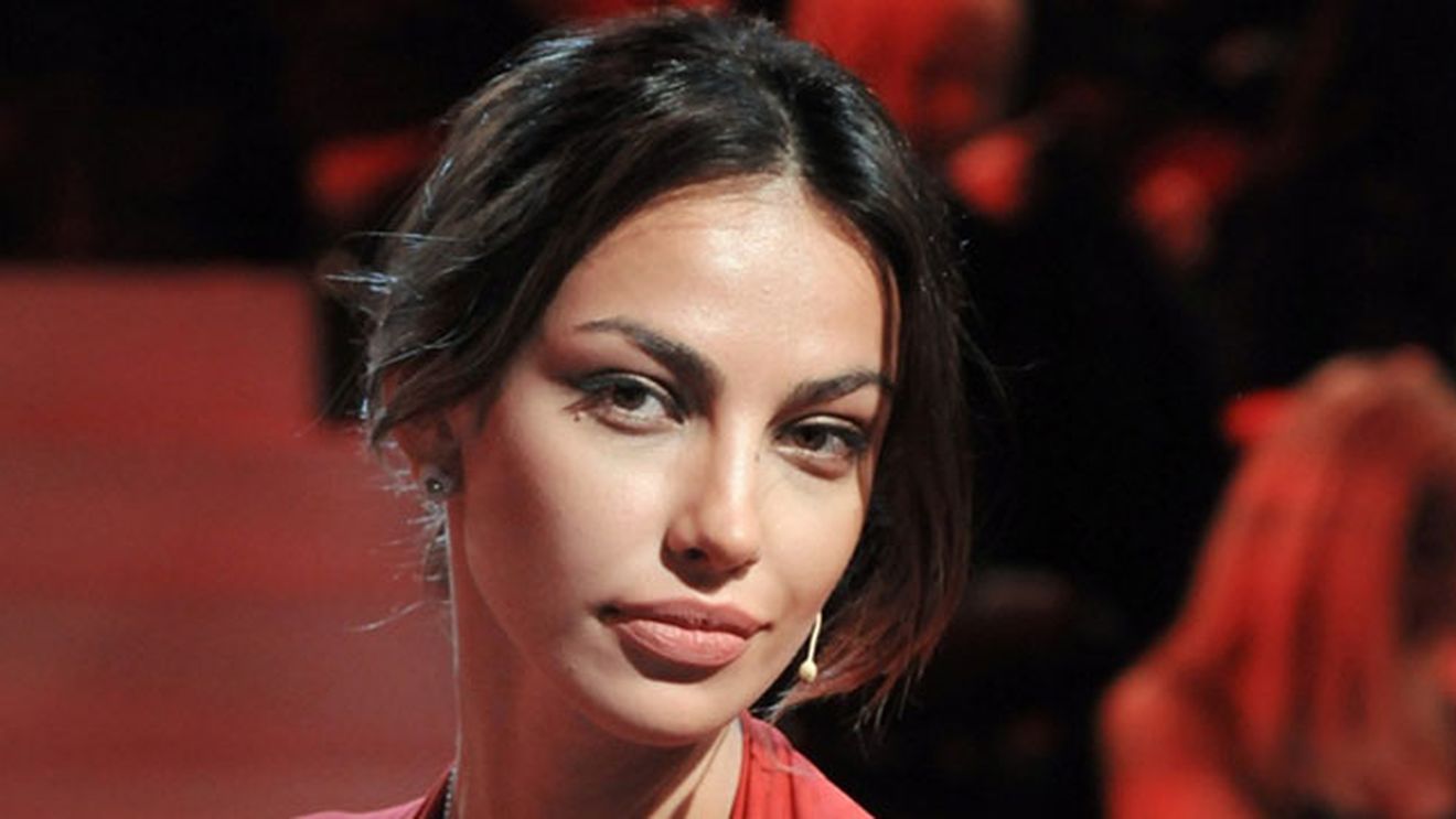 Madalina Ghenea face Pastele in Romania, fara Gerard Butler! Uite cum arata nemachiata, dupa ce a coborat din avion!