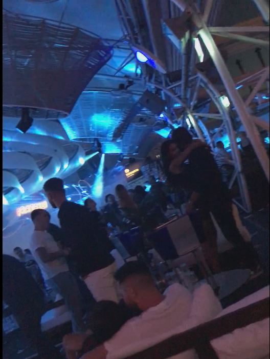 Dan Alexa și iubita lui dansează, în club, la Mamaia