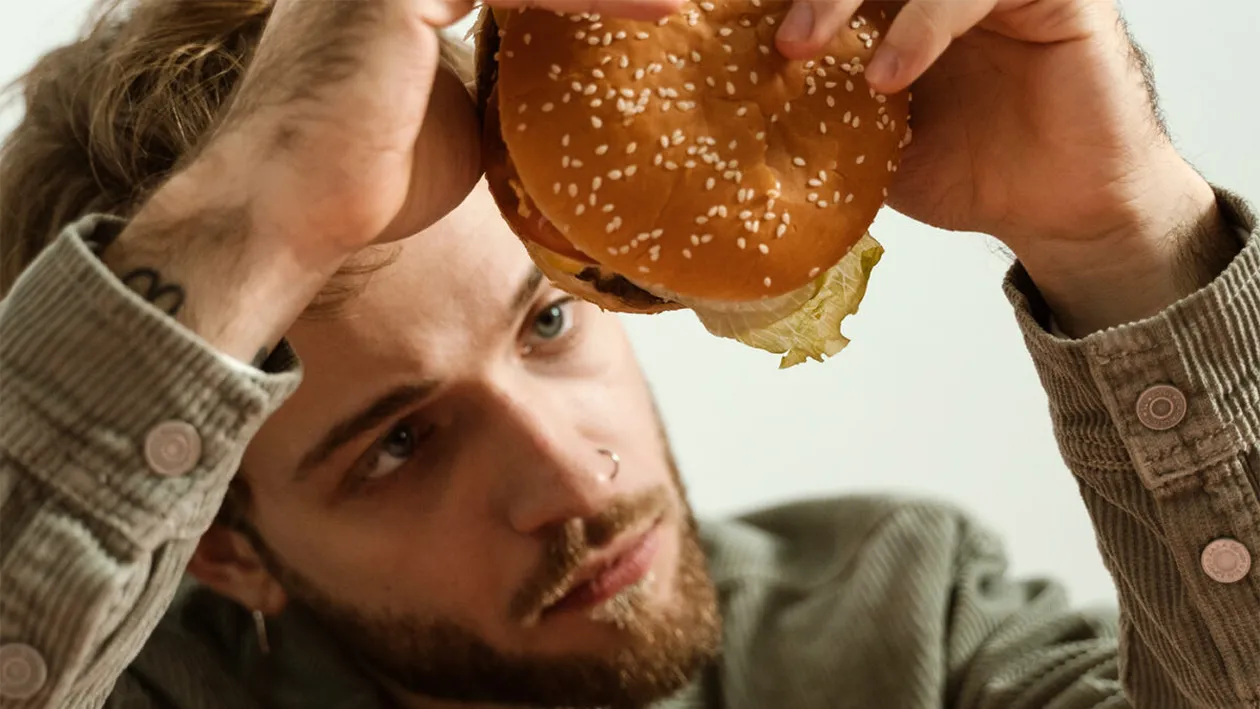 Mulți români fac această greșeală! Cele 12 alimente pe care nu trebuie să le consumi după ora 19:00