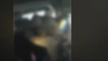 Elevă de 12 ani, bătută cu bestialitate în microbuzul şcolar! Declaraţia şocantă a tatălui copilei: ”Nu e prima dată! Îi place lui de ea!”