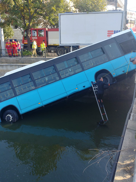Scene șocante în București! Un autobuz STB a căzut în râul Dâmbovița