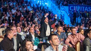 Tociu si Palade au facut spectacol la gala Superkombat Craiova! Au urlat si au dansat, la fel ca in galerie