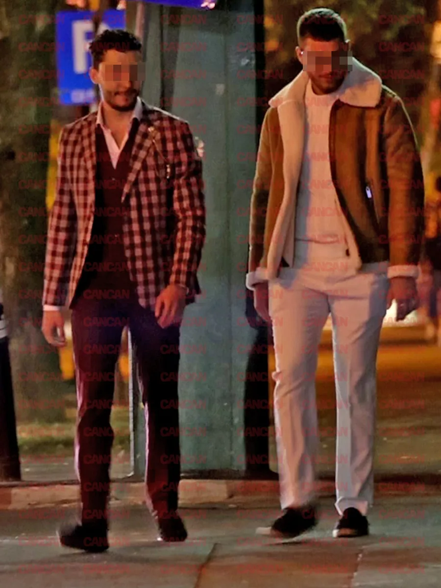 Tânărul merge relaxat, cu cojocul pe el