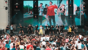Tricoul SOS, vedetă în rândul fanilor 5GANG la concertul de la Arenele Romane!