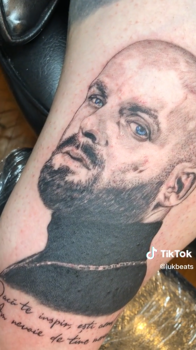 Chipul lui Nosfe tatuat pe corpul lui Lu-K Beats. Sursă: captură Tik Tok