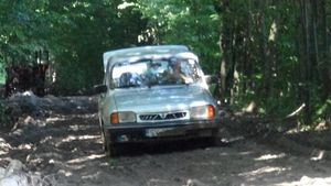 Soferul acestei Dacii a crezut ca are Jeep! Ce a patit barbatul in mijlocul unei paduri: "Parca a inghitit-o pamantul"