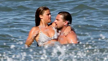 FOTO! LEONARDO DiCaprio, scene fierbinţi pe plajă! Actorul şi noua iubită nu s-au putut abţine din tandreţuri 