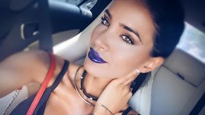 Aceasta cu siguranţă e cea mai incendiară apariţie a ADELINEI PESTRIŢU de până acum! Şi-a „ascuns“ silicoanele într-un costum de baie minuscul