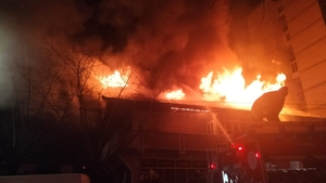 Incendiu puternic în Dâmbovița. Şase autospeciale de pompieri au intervenit
