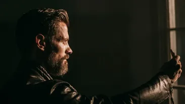 Actorul violator se costuma de fiecare dată când ieșea la „vânătoare”. Bărbatul a urmărit zeci de femei, ascuns în întuneric. VIDEO