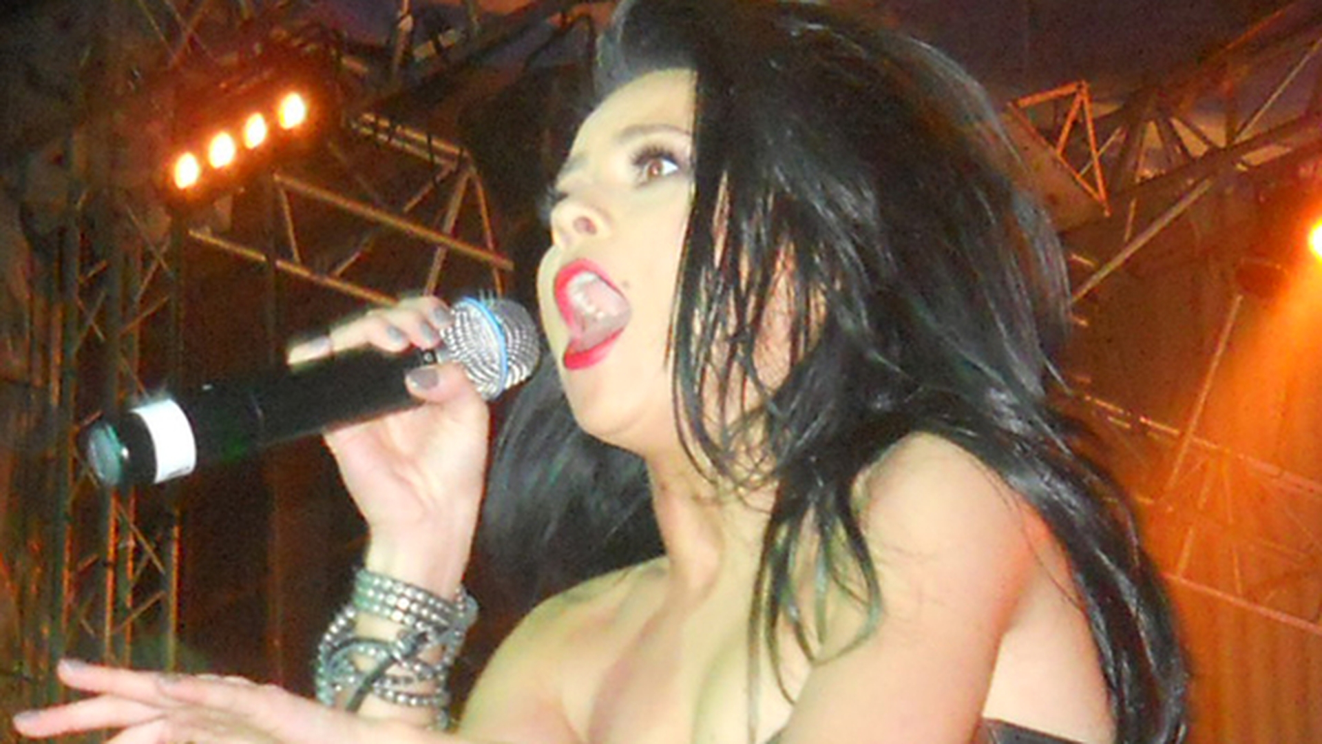 Imaginea asteptata de intreaga planeta! Inna, TOPLESS intr-o revista din Spania! Fanii sunt in delir