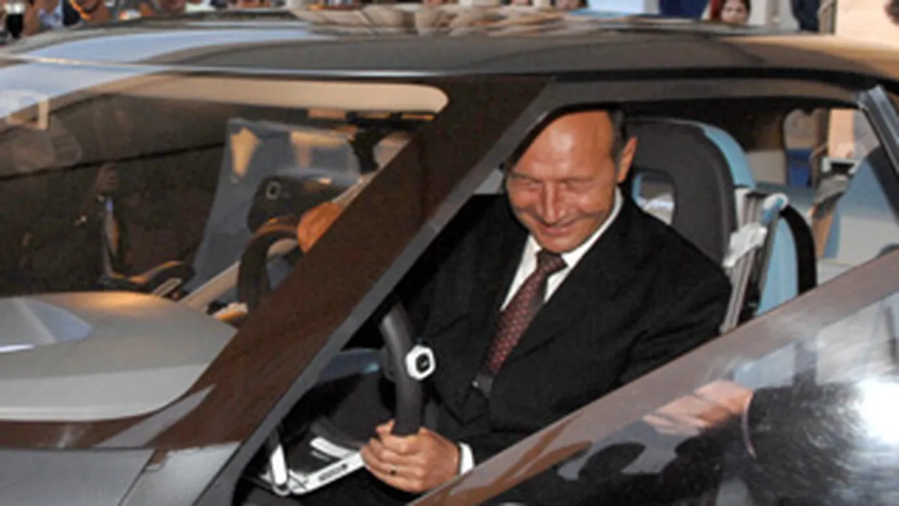 Traian Basescu se va urca, maine, la volanul propriei Dacia Duster!