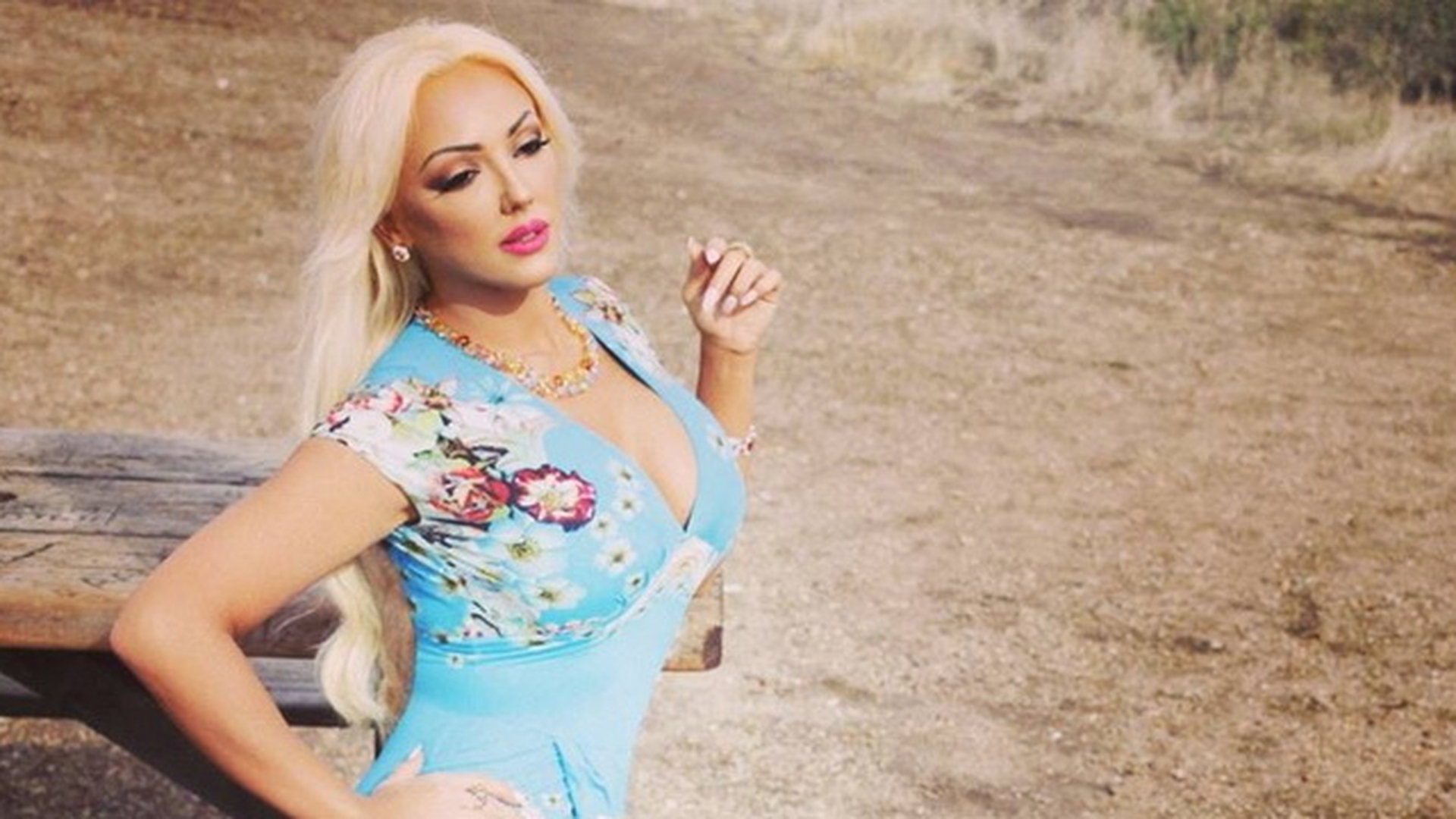 Uite ce fund apetisant are Alexandra Harra! Blondina s-a pozat asa in baie! "Mai mult decat perfecta!"