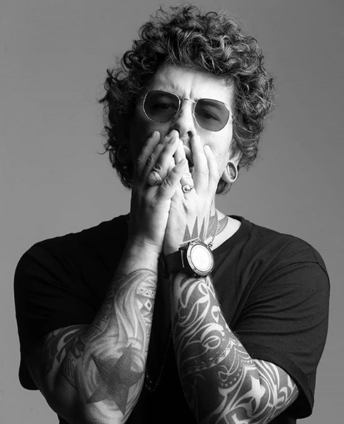 Apariție șocantă! Un celebru DJ a renunțat la podoaba capilară